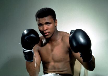 Muhammad Ali posa con guantes en un retrato sin fechar.