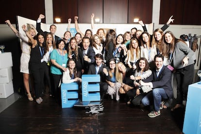 Alumnos de Esade de celebraci&oacute;n.