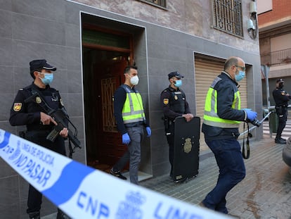 El portal de la finca donde el supuesto asesino de su pareja en Elche se ha atrincherado este jueves tras rodearlo la Policía.