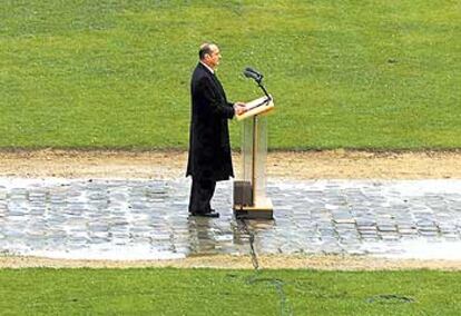 El presidente Chirac pronuncia un discurso en una ceremonia oficial celebrada en el castillo de Vincennes en febrero de 2002.