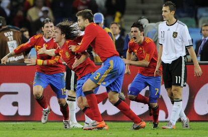 Carles Puyol celebrando con sus compañeros el gol que marcó en el partido de semifinales del Mundial de Fútbol de Sudáfrica 2010 ante Alemania.