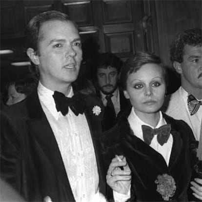 Fotografía del 22 de abril de 1977 de Rocío junto a su marido, el también cantante Antonio Morales <i>Junior</i> en una fiesta en Madrid.