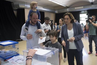 L'alcaldessa i candidata de Barcelona en Comú a la reelecció, Ada Colau, acompanyada de la seva família vota al centre cívic La Sedeta de Barcelona.