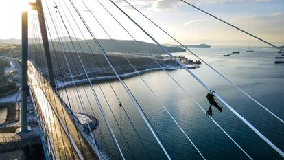 Operarios quitan el hielo del puente de la isla Russki, que cruza el estrecho del Bósforo Oriental, en la ciudad rusa de Vladivostok. El puente tuvo que ser cerrado por una tormenta de hielo.