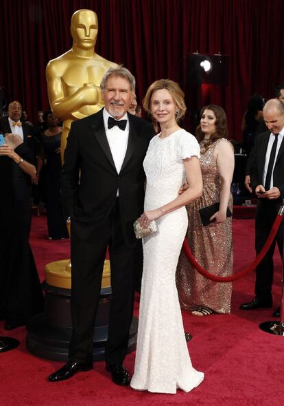 Harrison Ford, que entrega un Oscar, junto a una 'recauchutada' Calista Flockhart.