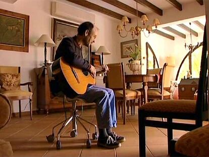 Carlos Cristos, en su casa, en una imagen del documental.