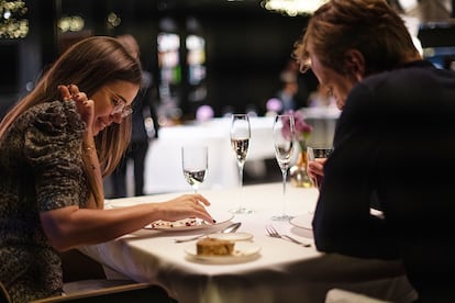 Laia Costa y Guillermo Pfening, durante el rodaje de 'Foodie Love'.