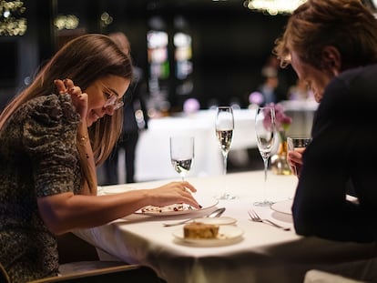 Laia Costa y Guillermo Pfening, durante el rodaje de 'Foodie Love'.