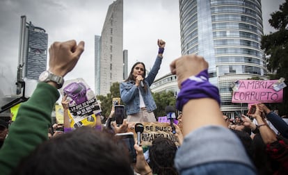 Alessandra Rojo De la Vega habla a simpatizantes durante una manifestación en la Avenida Reforma, este lunes en Ciudad de México.