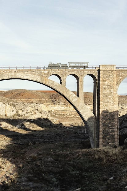 'El sueño', obra del artista Juan Barragán en la vía férrea a su paso por Alfambra.