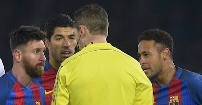 Messi, Luis Suárez y Neymar protestan una acción ante la Real.