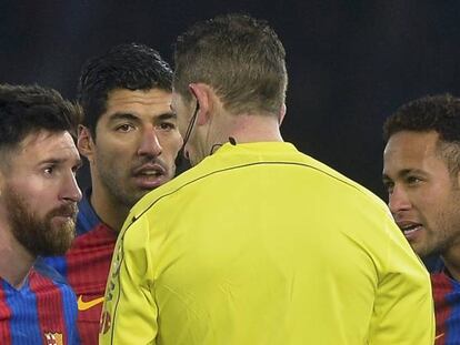 Messi, Luis Suárez y Neymar protestan una acción ante la Real.