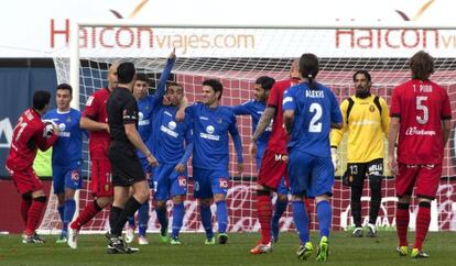 Los jugadores del Getafe celebran el gol de Diego Castro