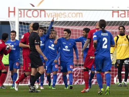 Los jugadores del Getafe celebran el gol de Diego Castro