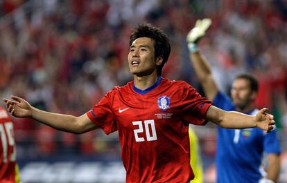 El goleador Lee Dong-Gonk en un partido con la selección de Corea del Sur.