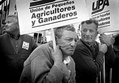 Un ganadero sostiene la pancarta de UPA en una de las dos concentraciones en defensa del sector.