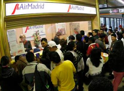 Colas de pasajeros afectados protestan en las instalaciones de Air Madrid en Barajas.