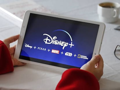 Un niño utiliza una tableta para ver Disney+.