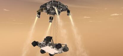 Ilustraci&oacute;n de la gr&uacute;a espacial con el veh&iacute;culo Curiosity colgando durante el descenso en la superficie de Marte.