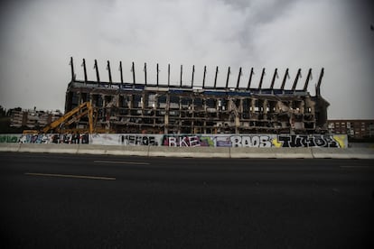 Evolución de las obras de demolición del estadio del Vicente Calderón, el pasado marzo.