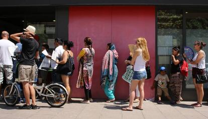 Inmigrantes en una oficina de servicios sociales de Nou Barris, en Barcelona.