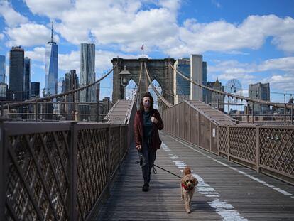 Una mujer pasea a su mascota en el puente de Brooklyn, este miércoles.