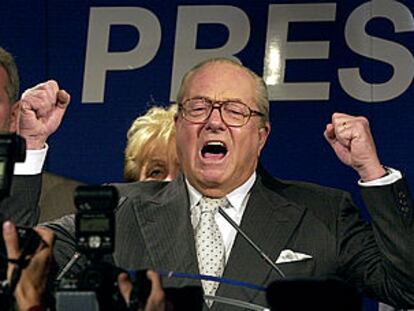 Jean-Marie Le Pen celebra los resultados en la sede de su partido.