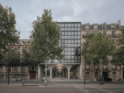 Fachada del edificio Morland Mixité Capitale que invita a atravesarlo.