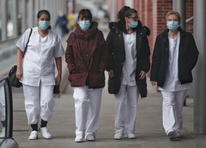 Cuatro trabajadoras sanitarias protegidas con mascarilla acuden a Ifema, en Madrid, durante el tercer día de funcionamiento del hospital de campaña.