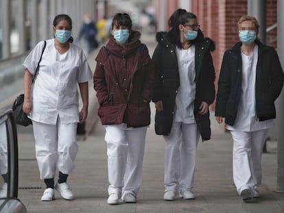 Cuatro trabajadoras sanitarias protegidas con mascarilla acuden a Ifema, en Madrid, durante el tercer día de funcionamiento del hospital de campaña.