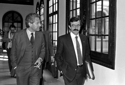 El presidente de la Junta Rafael Escuredo (izquierda) acude a su último Consejo de Gobierno, el 4 de marzo de 1984, tras haber presentado la dimisión. Le acompaña José Rodríguez de la Borbolla, el elegido por el PSOE para relevarle en la presidencia.