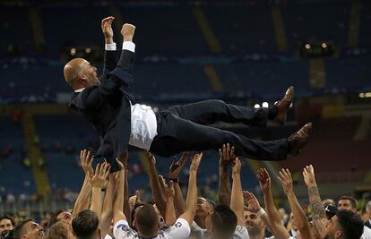 Zidane es manteado por sus jugadores