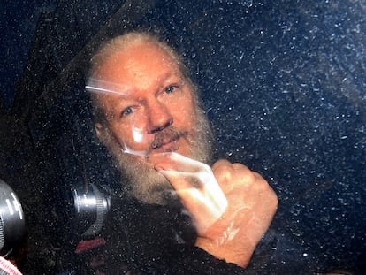 Julian Assange, durante su traslado a un tribunal de Londres, el 11 de abril de 2019.
