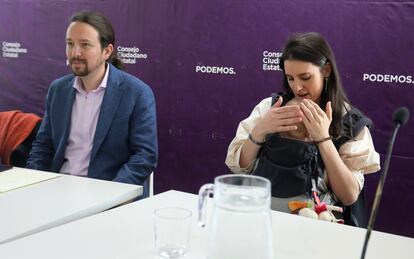 El entonces vicepresidente segundo del Gobierno, Pablo Iglesias, y la ministra de Igualdad, Irene Montero, con su hija en un acto en Madrid en 2020.