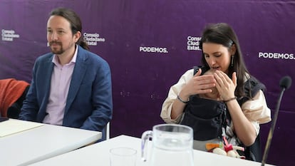 El entonces vicepresidente segundo del Gobierno, Pablo Iglesias, y la ministra de Igualdad, Irene Montero, con su hija en un acto en Madrid en 2020.