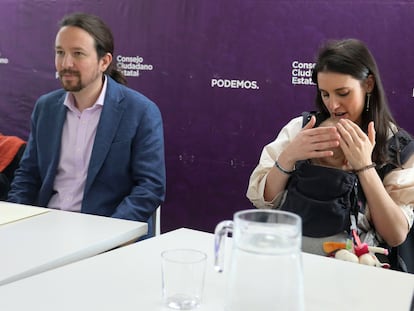 El entonces vicepresidente segundo del Gobierno, Pablo Iglesias, y la ministra de Igualdad, Irene Montero, con su hija en un acto en Madrid en 2020.