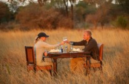 Una pareja celebra su compromiso en la selva de Kenia.