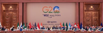 Una imagen general de los mandatarios asistentes a la cumbre del G-20 en Nueva Delhi, este domingo en la sesión de clausura. La fotografía ha sido difundida por la Oficina de Información de Prensa de la India (PIB).