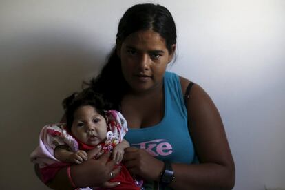 Rosilda Josefa dos Santos, de 21años, posa con Emanuelly, de 3 meses, su primer hijo y que nació con microcefalia, en el hospital Pedro I en Campina Grande, Brasil.