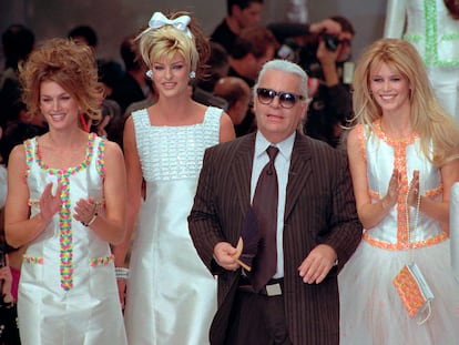 German designer Karl Lagerfeld with Linda Evangelista, Clauda Schiffer y Cindy Crawford