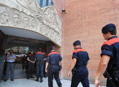 Agentes de los Mossos d'Esquadra, a la entrada del Orfeó Català, durante el registro realizado ayer.