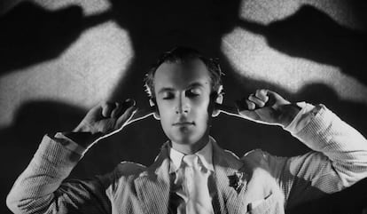 El fotógrafo y diseñador británico Cecil Beaton en la década de los años 30