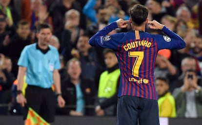 Coutinho le hace un gesto al público tras marcar su gol.