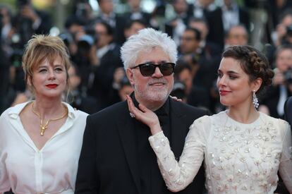 La actriz Emma Suarez (i), el director Pedro Almodóvar, y la actriz Adriana Ugarte posan para la foto en la presentación de 'Julieta' en la 69 edición del festival, el 17 de mayo de 2016.