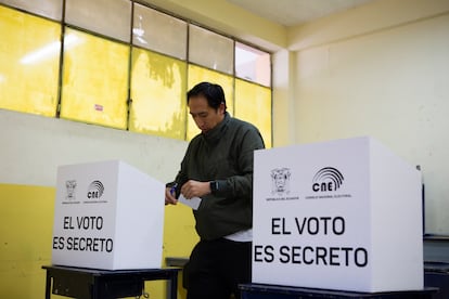 Un hombre vota en el Instituto Tecnológico Superior Central Técnico, en Quito.