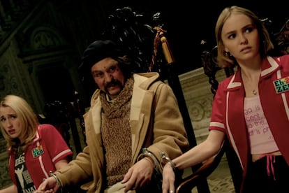 Johnny Depp y Lily-Rose Depp - Yoga Hosers (2016)
En esta gamberrada dirigida por Kevin Smith, dos dependientas intentan salvar el mundo de un puñado de salchichas nazis (tal cual). Johnny Depp se disfraza de detective para ayudar a una de las chicas, que no es otra que su hija Lily-Rose Depp (la otra, es Harley Quinn Smith, en efecto, hija de Kevin). Por cierto, también se reserva un cameo 'la mami' Vanessa Paradis. De buen rollo.