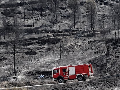 Un camión de bomberos circula por una zona arrasada por las llamas en la población de El Pont de Vilomara, en la comarca del Bages (Cataluña), este lunes 18. Este incendio fue intencionado.