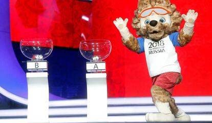 Zabivaka, mascota del Mundial 2018, durante el ensayo del sorteo en Moscú.