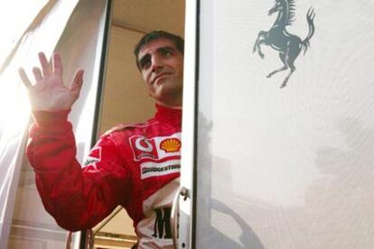 Marc Gené saluda desde uno de los camiones de Ferrari.