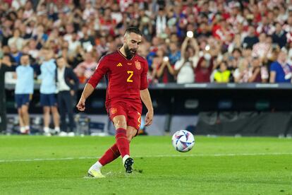 Dani Carvajal marca el penalti que ha dado el triunfo a España.
